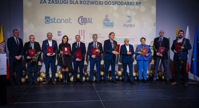 a fejlesztési és technológiai miniszter kitüntette a lengyel gazdasági növekedésért járó érdemrenddel.